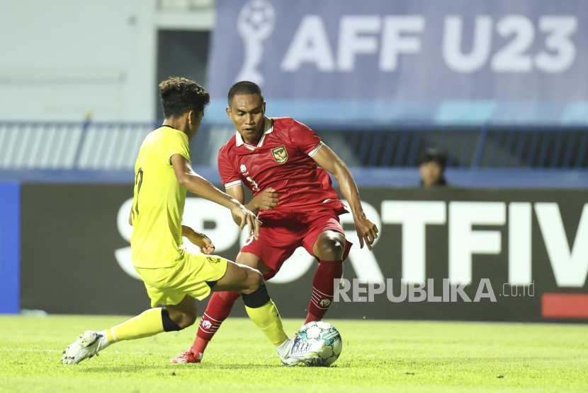 Pesepak bola Timnas U-23 Indonesia Frengky Deaner Missa (kanan) berebut bola dengan pesepak bola Timnas U-23 Malaysia Muhammad Aliif Izwan (kiri) saat pertandingan kualifikasi grup B Piala AFF U-23 2023 di Rayong Provincial Stadium, Thailand, Jumat (18/8/2023). 