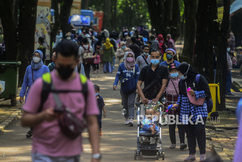 Pengunjung saat berwisata di Taman Margasatwa Ragunan, Jakarta, Rabu (26/5). 