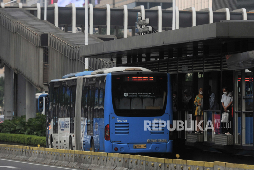 Bus Transjakarta mengangkut calon penumpang di Halte Bundaran Senayan, Jakarta Selatan, Jumat (19/5/2023). Transjakarta akan membangun tiga halte integrasi.