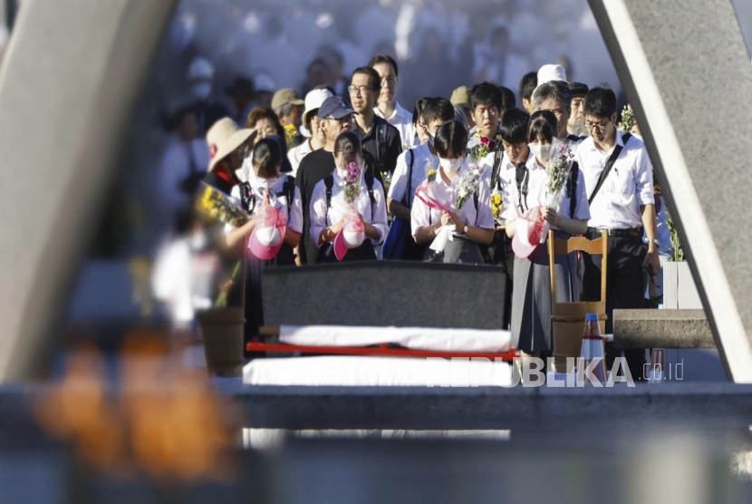 Warga berdoa untuk korban bom atom di Hiroshima Peace Memorial Park di Hiroshima, Jepang, 6 Agustus 2023.