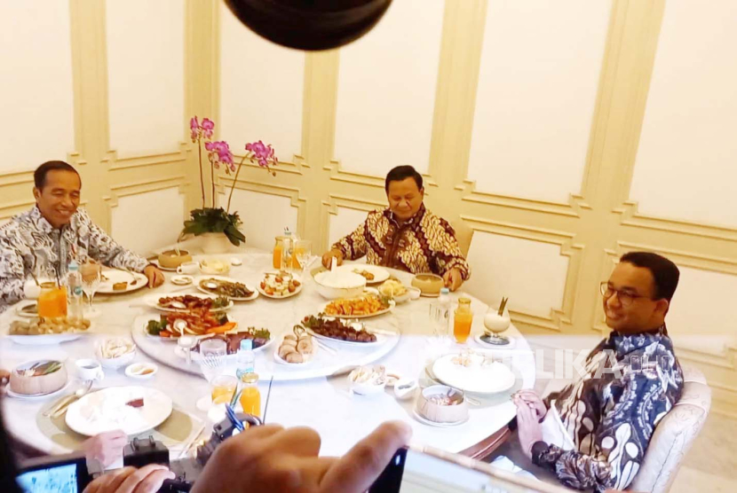 Presiden Joko Widodo (Jokowi) mengundang makan siang tiga bakal calon presiden (bacapres) Anies Baswedan, Ganjar Pranowo dan juga Prabowo Subianto di Istana Merdeka, Jakarta, Senin (30/10/2023). 