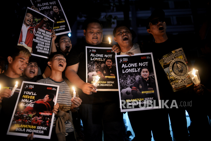 Suporter sepak bola Indonesia melakukan aksi 1.000 lilin di halaman Gedung Joang 45, Jakarta, Selasa (4/4/2023) malam. Aksi tersebut sebagai bentuk kekecewaan sejumlah suporter atas dibatalkannya perhelatan Piala Dunia U-20 2023 di Indonesia.