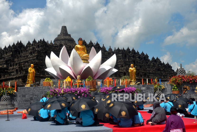 Umat Budha bersembahyang saat perayaan Tri Suci Waisak 2566 BE/2022 di pelataran Candi Borobudur, Magelang, Jawa Tengah, Senin (16/5/2022). Perayaan Tri Suci Waisak di Candi Borobudur dilangsungkan secara tatap muka, dua tahun sebelumnya perayaan diadakan terbatas.