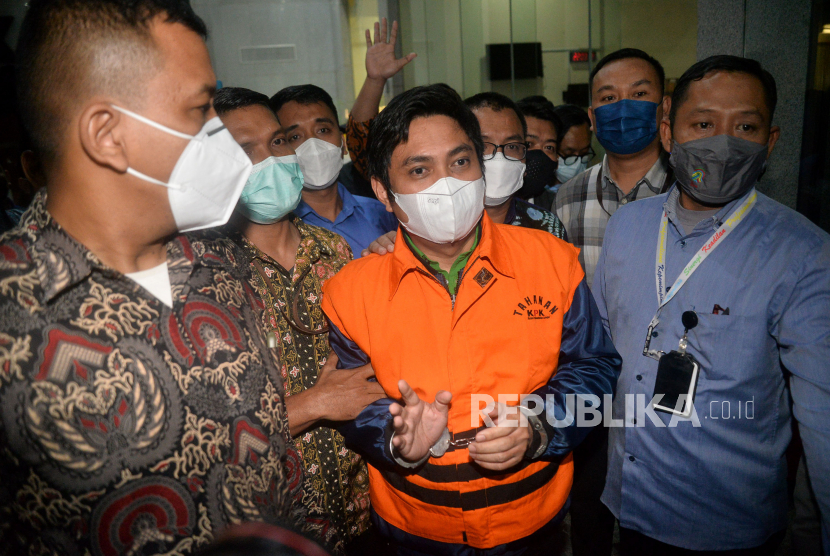 Tersangka kasus dugaan suap izin usaha pertambangan di Tanah Bumbu Mardani H Maming mengenakan rompi tahanan menjalani pemeriksaan di gedung KPK, Jakarta.
