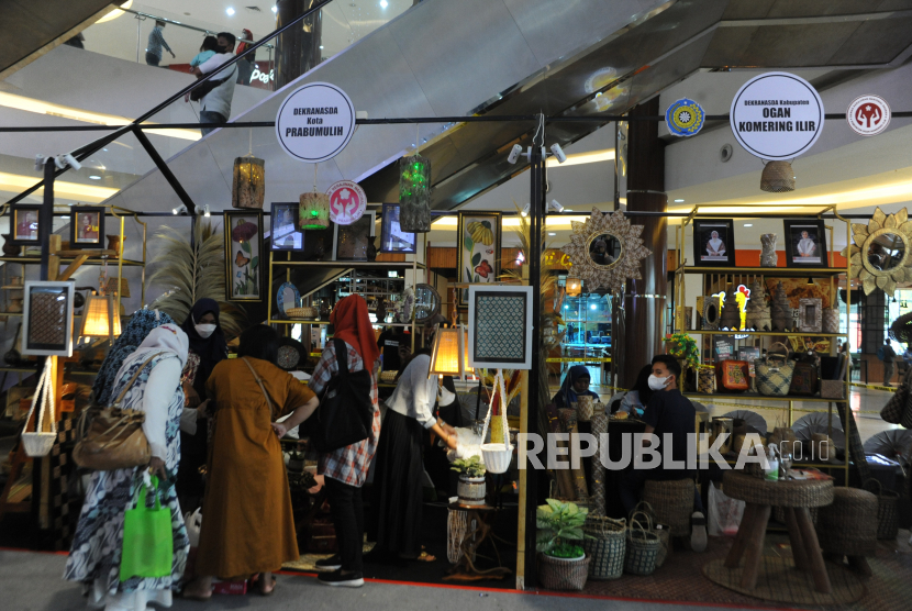 Pengunjung melihat produk kriya yang dipamerkan di OPI Mall Palembang, Sumatra Selatan, Sabtu (13/11/2021). Pemerintah Provinsi Sumatra Selatan memfasilitasi pelaku usaha mikro, kecil dan menengah (UMKM) berjualan produknya di mal di Kota Palembang selama berlangsungnya festival olahraga rekreasi nasional (Fornas) VI pada 1-7 Juli 2022.