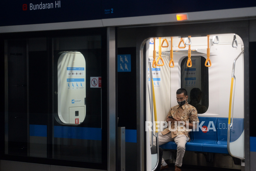 Penumpang berada di dalam kereta MRT di stasiun Bundaran HI, Jakarta (ilustrasi)
