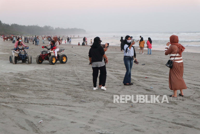Wisatawan memadati kawasan wisata Pantai Panjang Bengkulu. BPBD Kota Bengkulu mendirikan posko penjagaan di sekitar kawasan wisata Pantai Panjang menjelang Lebaran 2024.