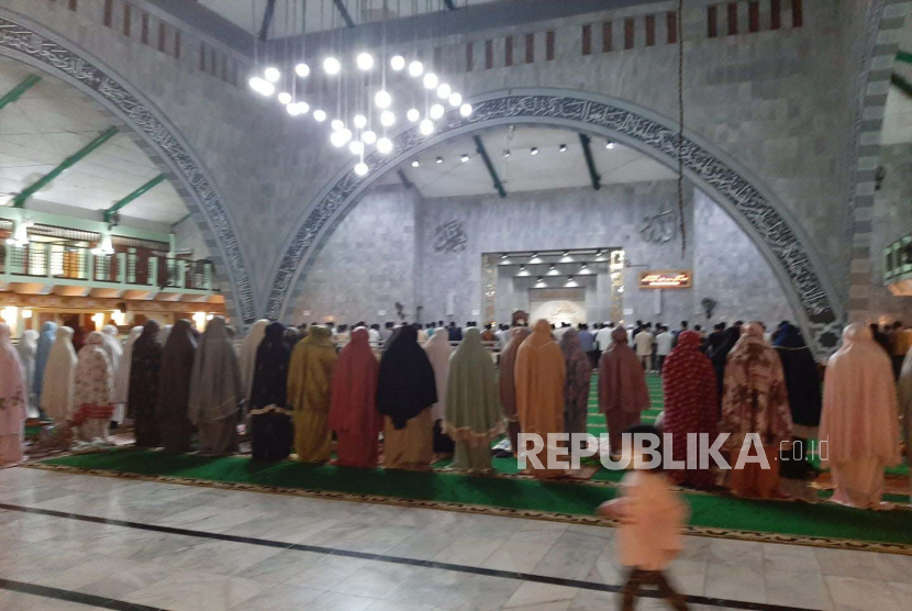 Suasana sholat tarawih di Masjid Ukhuwah Islamiyah atau Masjid UI di Kota Depok, Kamis (23/3/2023). Masjid UI juga menggelar tausiyah setelah rakaat kedelapan tarawih dengan pembicara guru besar FISIP UI, Prof. DR Ibnu Hamad.