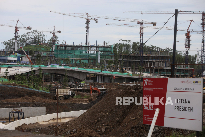 Pekerja menyelesaikan pembangunan kompleks Istana Negara di Kawasan Inti Pusat Pemerintahan (KIPP) Ibu Kota Negara (IKN) Nusantara, Penajam Paser Utara, Kalimantan Timur, Kamis (7/12/2023).