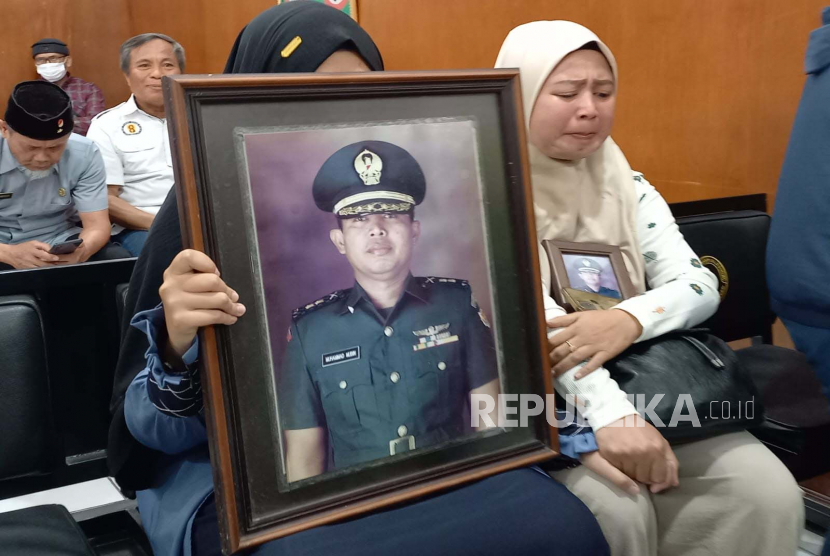 Keluarga korban dari almarhum Kolonel Inf Purnawirawan Muhammad Mubin (62 tahun) yang dianiaya hingga tewas oleh terdakwa Hery Hernando di Jalan Adiwarta Lembang menghadiri pembacaan putusan vonis di PN Bale Bandung, Selasa (28/3/2023). 