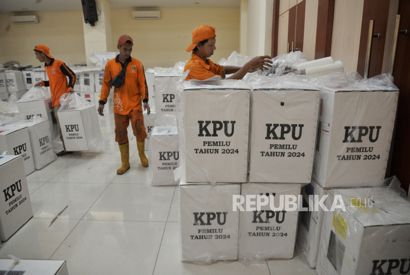 Petugas PPSU menata Kotak Suara yang telah diserahkan oleh TPS ke PPK Kecamatan Matraman di GOR Matraman, Jakarta Timur, Kamis (15/2/2024). 