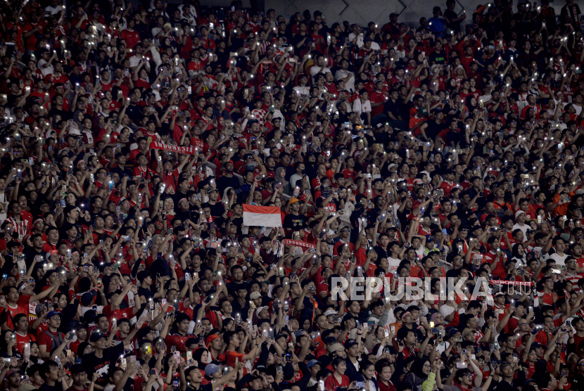 Suporter timnas Indonesia memberikan dukungan saat pertandingan Kualifikasi Piala Dunia 2026 antara Indonesia melawan Australia di Stadion GBK, Senayan, Jakarta, Selasa (11/9/2024).