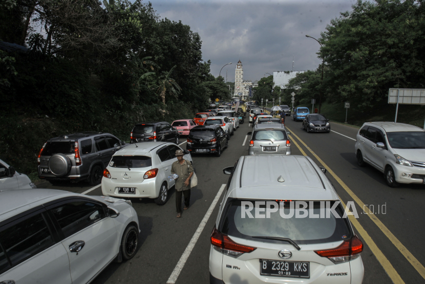 Sejumlah kendaraan dengan tujuan jalur wisata Puncak terjebak kemacetan di Gadog, Kabupaten Bogor, Jawa Barat, Jumat (3/9/2021). Kepadatan kendaraan tersebut terjadi imbas dari pemberlakuan sistem ganjil genap memasuki kawasan wisata Puncak Bogor. 