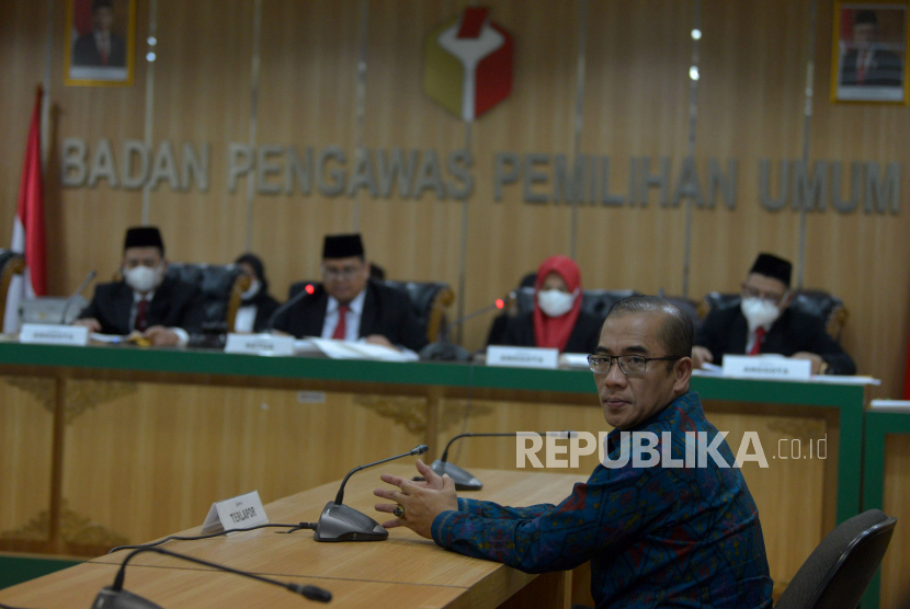 Ketua KPU Hasyim Asy'ari menghadiri jalannya sidang pembacaan putusan pendahuluan terhadap empat laporan pelanggaran administrasi pemilu 2024 di Kantor Bawaslu, Jakarta, Kamis (25/8/2022). 