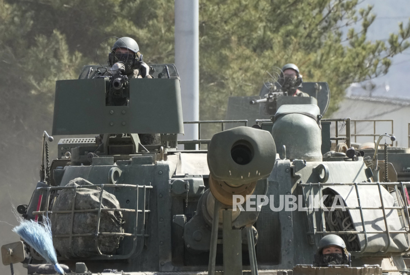  Tentara Korea Selatan mengendarai howitzer self-propelled K-5 di Yeoncheon, Korea Selatan, dekat perbatasan dengan Korea Utara, Senin (13/3/2023). Militer Korea Selatan dan AS akan melakukan latihan menembak bersama hingga pertengahan Juni 2023.