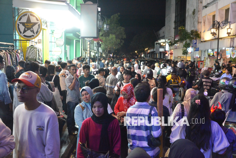 Kepadatan pengunjung di Jalan Braga Kota Bandung