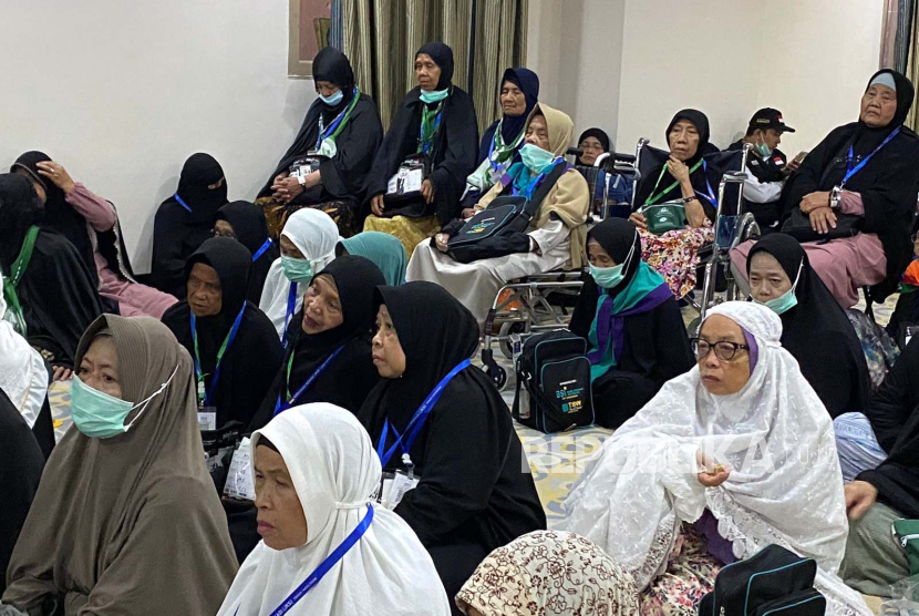  Jamaah haji lansia asal Indonesia mendapatkan bimbingan ibadah dalam program Vitisasi dan Edukasi yang digelar oleh Bimbad Daker Makkah di Masjid Wanita Hotel Al Kiswah, Makkah, Senin (3/6/2024). 