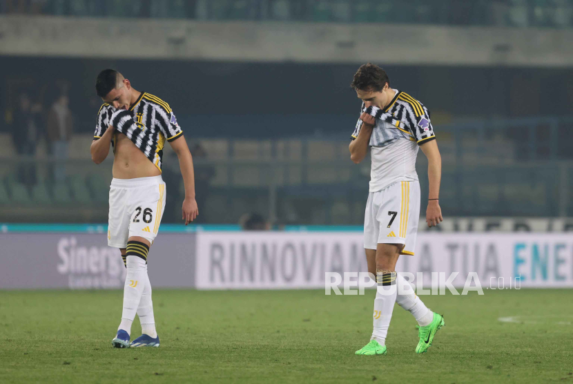 Carlos Alcaraz dan Federico Chiesa dari Juventus berjalan pada akhir pertandingan sepak bola Serie A Italia Hellas Verona vs Juventus FC di stadion Marcantonio Bentegodi di Verona, Italia, Ahad (18/2/2024) dini hari.