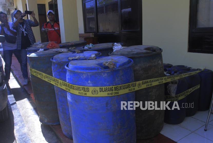 Polisi tangkap pelaku penyalahgunaan BBM bersubsidi di Kabupaten Langkat, Sumatra Utara. (ilustrasi)