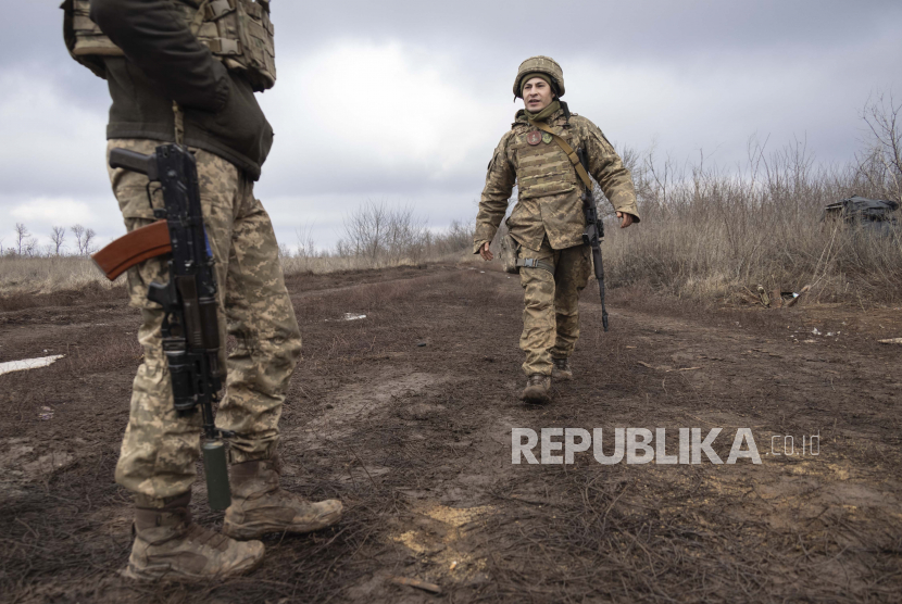 Marinir Ukraina berjalan di garis pemisah dari pemberontak pro-Rusia, wilayah Donetsk, Ukraina, Jumat, 7 Januari 2022. 