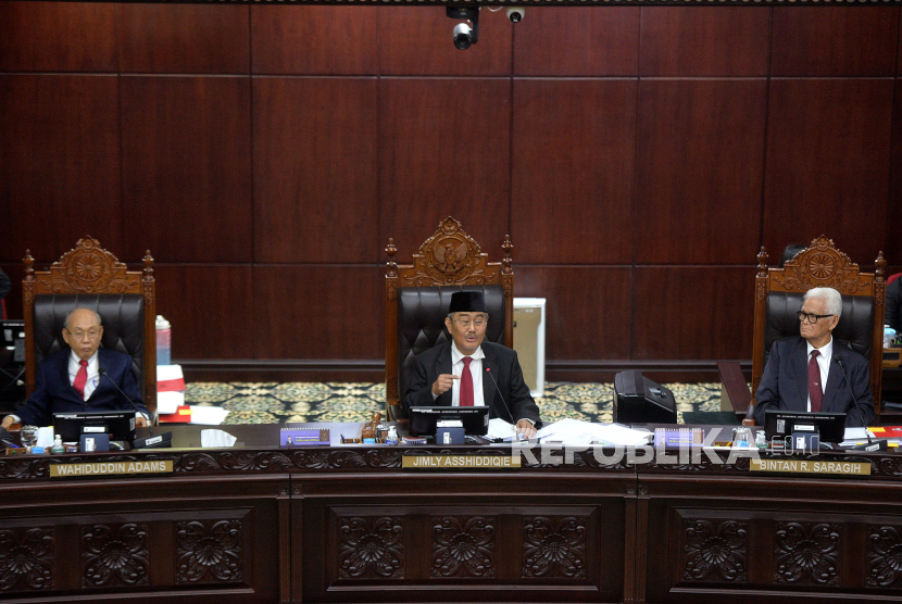 Ketua Majelis Kehormatan Mahkamah Konstitusi (MKMK) Jimly Asshiddiqie bersama anggota Wahiduddin Adams (kiri) dan Bintan R. Saragih (kanan) memimpin sidang pembacaan putusan Majelis Kehormatan Mahkamah Konstitusi (MKMK) di Gedung Mahkamah Konstitusi (MK), Jakarta, Selasa (7/11/2023). Majelis Kehormatan Mahkamah Konstitusi (MKMK) memutuskan Ketua Mahkamah Konstitusi (MK) Anwar Usman terbukti melaukan pelanggaran berat terhadap kode etik dan perilaku hakim Konstitusi. MKMK juga menjatuhkan sanksi pemberhentian dari jabatan ketua MK.