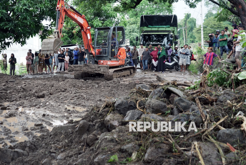 Jalan Penghubung di Lampung Tertutup Akibat Banjir Bandang dan Longsor