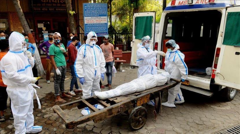 Seorang jurnalis televisi terkemuka India Barkha Dutt sibuk merekam penderitaan orang-orang di rumah sakit dan tempat kremasi selama gelombang kedua virus corona saat dia menerima berita kematian ayahnya yang berusia 80 tahun.