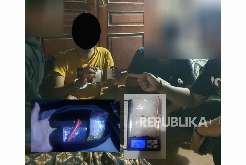 Satuan Reserse Narkoba Polres Indramayu menangkap seorang tersangka pengedar narkotika jenis sabu-sabu. 