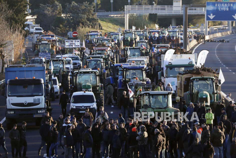 Petani Perancis menghadiri demonstrasi dan memblokir jalan raya A9 di Nimes, Perancis Selatan, (25/1/2024).