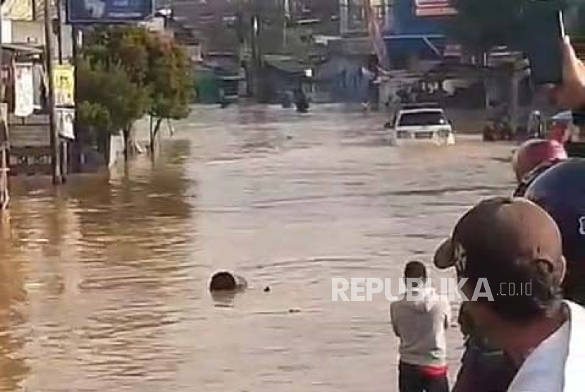 Rekaman video yang memperlihatkan mobil Fortuner memaksa untuk melintasi Jalan Dayeuhkolot- Baleendah, Kabupaten Bandung yang terendam banjir bikin geleng-geleng kepala hingga viral di media sosial. 