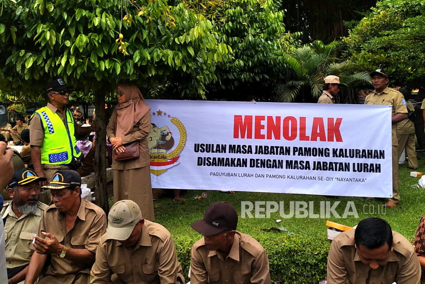 Paguyuban perangkat desa se-Daerah Istimewa Yogyakarta (DIY) menggelar aksi unjuk rasa di Gedung DPRD DIY, Yogyakarta, Kamis (26/1/2023). Mereka mendatangi DPRD DIY menolak rencana revisi Undang-Undang No 6 Tahun 2014 tentang Desa. Selain itu, mereka juga meminta masa jabatan tidak disesuaikan dengan kepala desa dan masa kerja perangkat desa sampai 60 tahun.