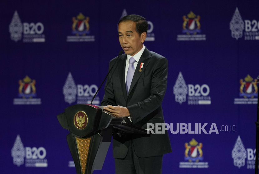 Presiden Joko Widodo (Jokowi) berbicara pada penutupan KTT B20 menjelang KTT para pemimpin G20 di Nusa Dua, Kabupaten Badung, Bali, Senin (14/11/2022). 