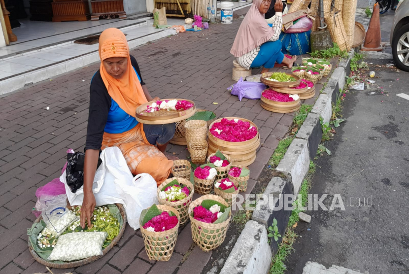 Penjual bunga tabur mulai bermunculan menjelqng Ramadhan di kota Yogyakarta, salah satunya di kawasan Pasar Kranggan, Sabtu (18/3).