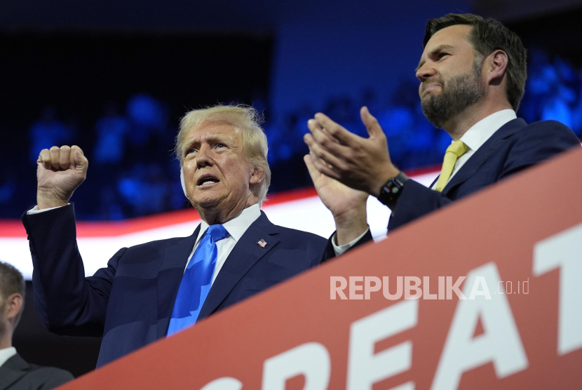 Calon presiden dari Partai Republik yang juga mantan Presiden Donald Trump bersama Calon wakil presiden dari Partai Republik Senator Ohio JD Vance saat Konvensi Nasional Partai Republik di Milwaukee, Selasa (16/7/2024). Mantan presiden AS Donald Trump mengumumkan Senator Ohio JD Vance sebagai calon wakil presiden dan Wakil Presiden yang dipilihnya untuk pemilu November mendatang.