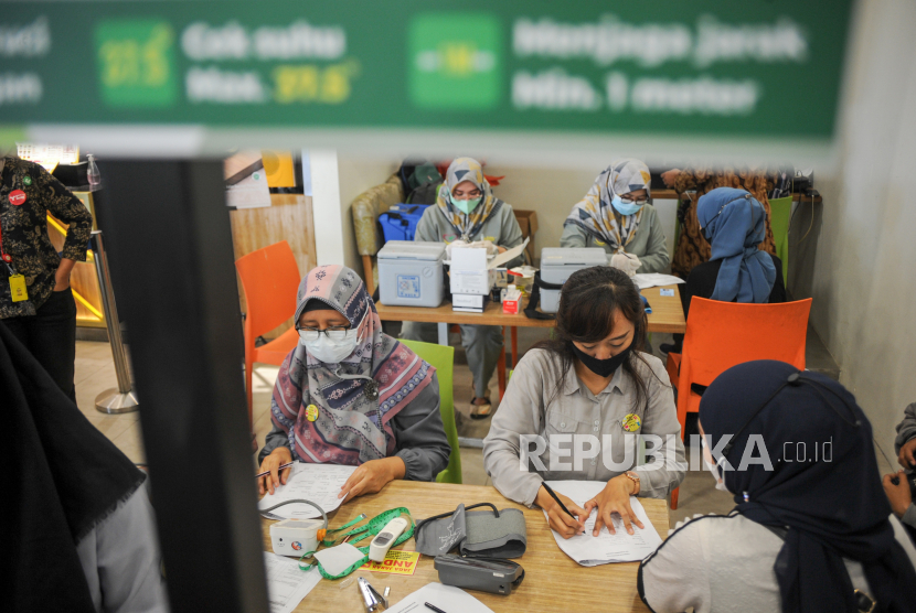 Warga menjalani pemeriksaan deteksi dini penyakit tidak menular di Bandung, Jawa Barat. Dinas Kesehatan Kota Bandung menggelar pemeriksaan deteksi dini penyakit tidak menular secara gratis dalam rangka hari hipertensi dunia.  