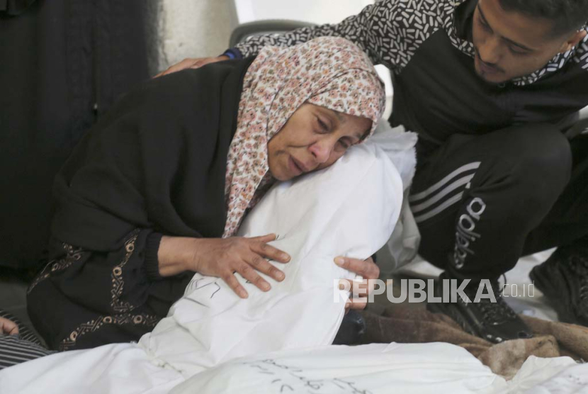 Warga Palestina berduka atas kematian kerabat mereka dalam pengeboman Israel di Rafah, Jalur Gaza, Kamis, 7 Desember 2023.