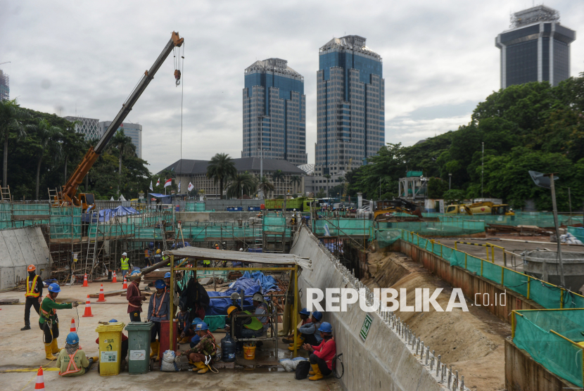 Pekerja beraktivitas di Proyek pembangunan MRT Jakarta Fase 2A CP201, Stasiun Monas, Jakarta, Kamis (15/1/2026).