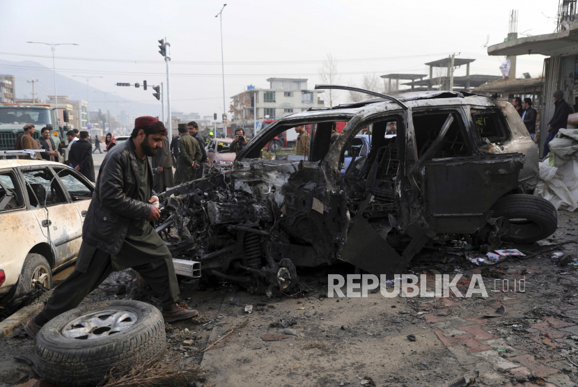 Setidaknya 11 orang dilaporkan meninggal dunia setelah ledakan bom pinggir jalan mengenai sebuah minivan di barat laut Afghanistan.