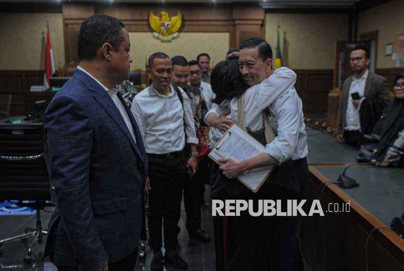 Terdakwa Thomas Trikasih Lembong atau Tom Lembong memeluk istrinya usai menjalani sidang pembacaan putusan di Pengadilan Negeri Tipikor, Jakarta, Senin (30/6/2025). Majelis Hakim menjatuhkan hukuman kepada mantan Menteri Perdagangan Tom Lembong dengan pidana 4 tahun dan enam bulan penjara, denda Rp750 juta subsider 6 bulan kurungan dalam kasus dugaan korupsi impor gula.