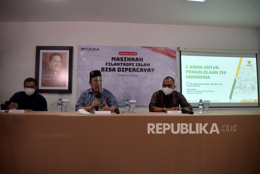 Pimpinan Baznas RI Nadratuzzaman Hosen (tengah) memberikan paparan saat menjadi narasumber bersama Ketua Umum Forum Zakat (FOZ) Bambang Suherman (kiri) dan Pemimpin Redaksi Republika Irfan Junaidi (kanan) dalam seminar sehari bertema Masihkah Filantropi Islam Bisa Dipercaya di Kantor Republika, Jakarta, Kamis (14/7/2022). Kegiatan seminar ini mereview keberadaan filantropi Islam bermaslahat atau tidak, masih bisa dipercaya atau tidak dalam mengelola dana masyarakat.Prayogi/Republika.