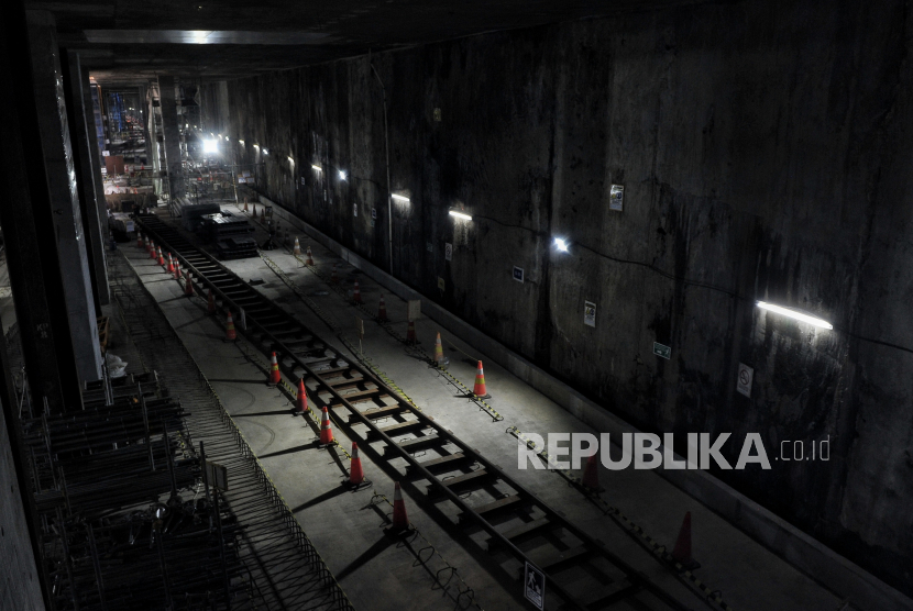 Suasana area pembangunan jalur MRT Jakarta fase 2A CP 203 di terowongan Stasiun Kota, Jakarta, Kamis (11/7/2024). PT MRT Jakarta (Perseroda) mencatat progres pembangunan paket CP 201 saat ini yakni meliputi Stasiun Bundaran HI-Monas mencapai 78,5 persen,  CP 202 Stasiun Harmoni-Sawah Besar-Mangga Besar 32,2 persen dan CP 203 Stasiun Mangga Besr-Kota 57,89 persen. Stasiun MRT Kota tersebut dibangun di bawah tanah dengan kedalaman 24 meter dengan total panjang jalur dari Stasiun Mangga Besar hingga Stasiun Kota mencapai 1.400 meter. Untuk Stasiun Glodok terdiri dari dua lantai dengan panjang stasiun mencapai 240 meter sementara untuk Stasiun Kota terdiri dari 3 lantai dengan panjang stasiun 231,2 meter. Kedua stasiun tersebut ditargetkan rampung pada 2029 mendatang.