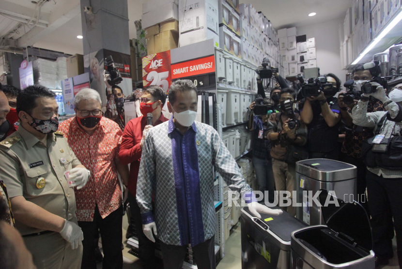 Wakil Gubernur DKI Jakarta Ahmad Riza Patria (kiri) mendampingi Menteri Perdagangan Agus Suparmanto (kanan) saat menghadiri inisiasi pelaksanaan Simulasi protap pandemic COVID 19 di Ace Hardware, Jakarta, Selasa (9/6/2020). 