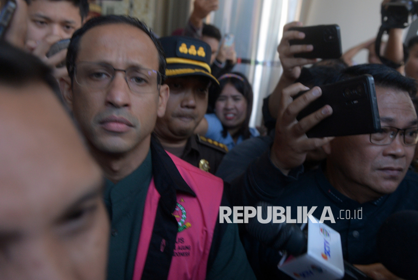 Mantan Menteri Pendidikan, Kebudayaan, Riset dan Teknologi (Mendikbudristek) Nadiem Makarim degan mengenakan baju tahanan berjalan menuju mobil tahanan usai menjalani pemeriksaan di Jampidsus, Kejaksaan Agung, Jakarta, Kamis (4/9/2025). Kejaksaan Agung menahan dan menetapkan Nadiem Makarim sebagai tersangka dalam kasus dugaan korupsi pengadaan chromebook di Kemendikbudristek.
