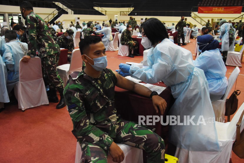 Vaksinator menyuntikkan vaksin COVID-19 kepada prajurit TNI. ilustrasi