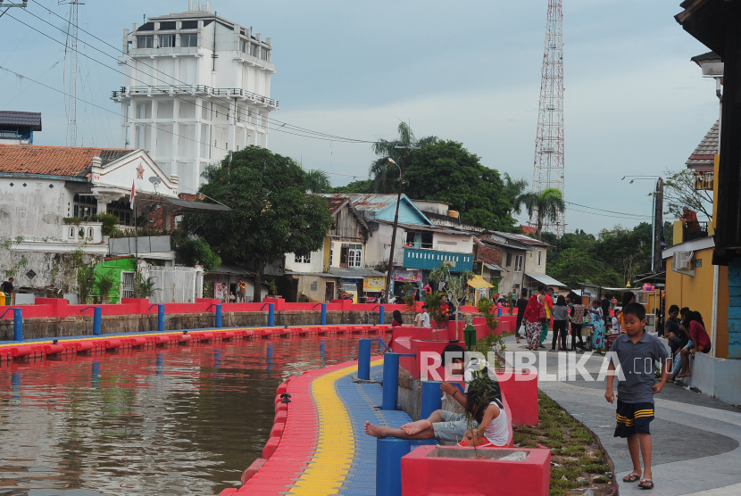 Warga berada di kawasan anak sungai Jeramba Karang Palembang, Sumsel. Pelaku usaha wisata di Sumsel diminta terapkan prokes karena Covid-19 meningkat.