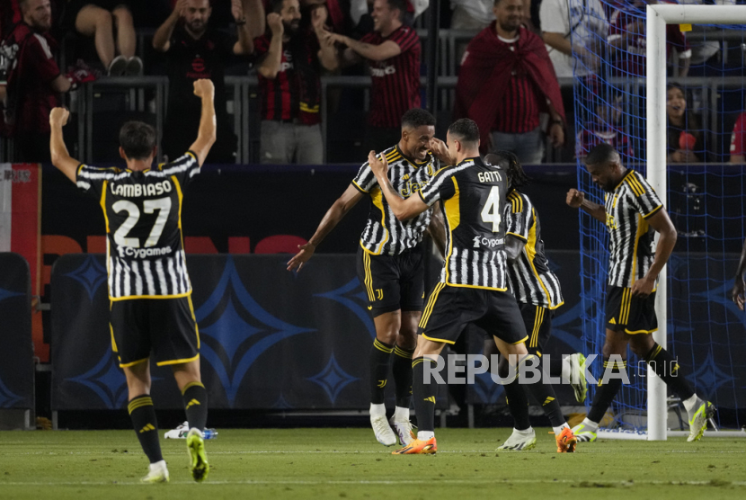Juventus FC defender Luiz Da Silva Danilo, center, celebrates with teammates after scoring during the first half of a Champions Cup soccer match against AC Milan, Thursday, July 27, 2023, in Carson, Calif. 