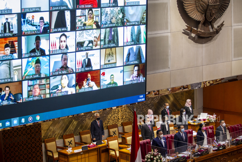 Ketua DPR Puan Maharani (kedua kanan) didampingi Wakil Ketua DPR (dari kiri) Rachmat Gobel, Azis Syamsuddin dan Sufmi Dasco Ahmad saat memimpin Rapat Paripurna ke-11 Pembukaan Masa Persidangan III Tahun Sidang 2020-2021 di Kompleks Parlemen, Senayan, Jakarta, Senin (11/1/2021). Rapat Paripurna diikuti oleh 73 anggota DPR yang hadir secara fisik dan 310 secara virtual dan beragendakan pembacaan pidato pembukaan masa persidangan oleh Ketua DPR. 