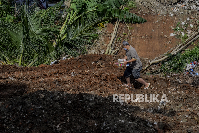 Badan Penanggulangan Bencana Daerah (BPBD) Kabupaten Lebak, Provinsi Banten meminta masyarakat mewaspadai longsoran susulan.