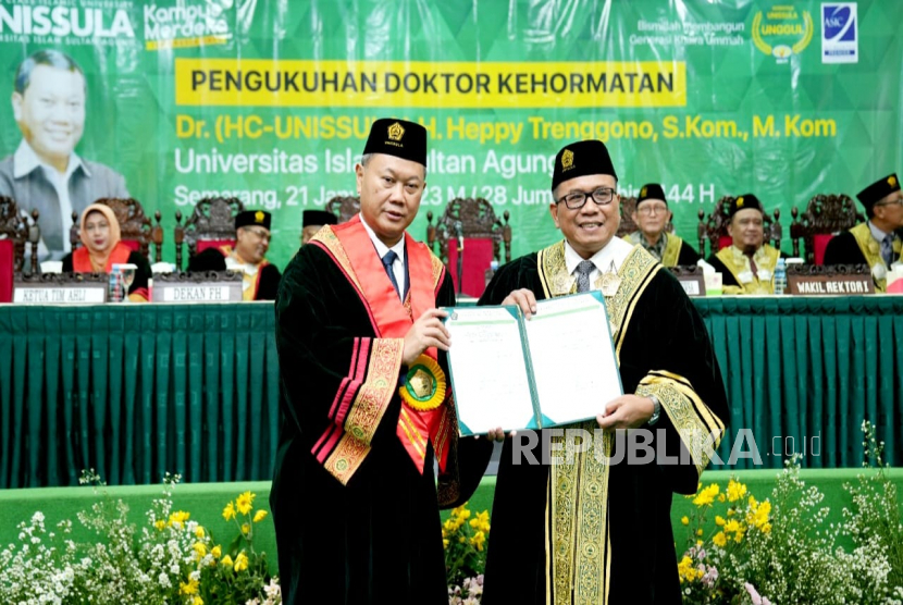 Rektor Unissula, Prof Dr Gunarto menganugerahkan Doktor Kehormatan kepada motivator Heppy Trenggono, di aula kampus bersama, kompleks kampus Unissula, Kota Semarang, Sabtu (21/1).