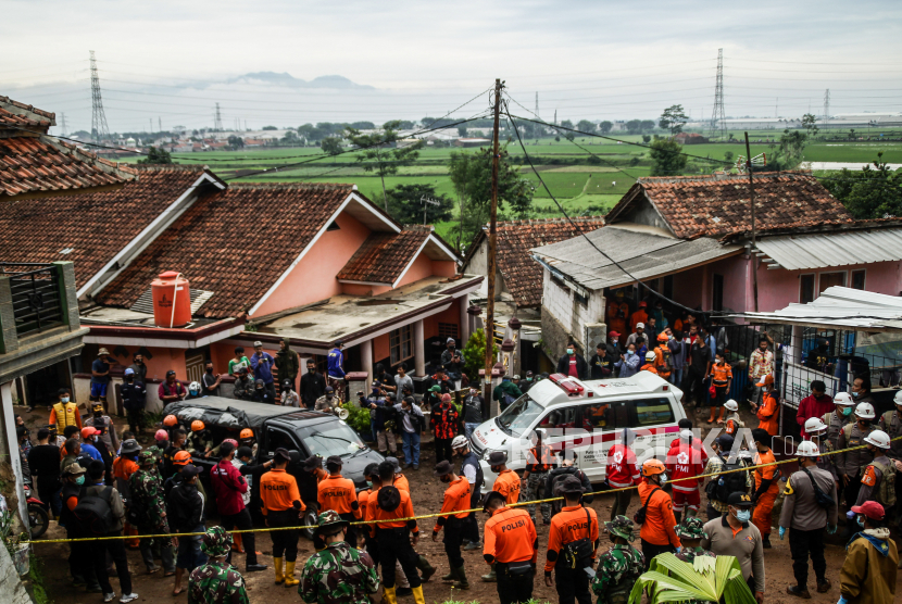  Tim penyelamat terlihat mencari korban yang tertimbun longsor di Desa Cihanjuang, longsor terjadi akibat curah hujan yang deras dan kondisi tanah yang tidak stabil, sedikitnya data terakhir menyebabkan 18 orang luka-luka, 12 orang meninggal dunia dan puluhan lainnya masih hilang.